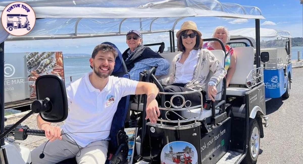 Tuk tuk con recogida gratuita listo para recoger a viajeros en su alojamiento en Madrid