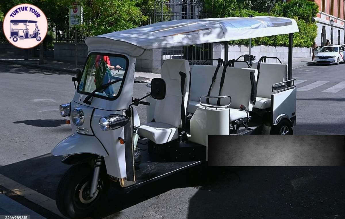 Asientos cómodos a bordo de un Tour en Tuk Tuk por Madrid, mostrando cómo se aprovecha la duración del recorrido