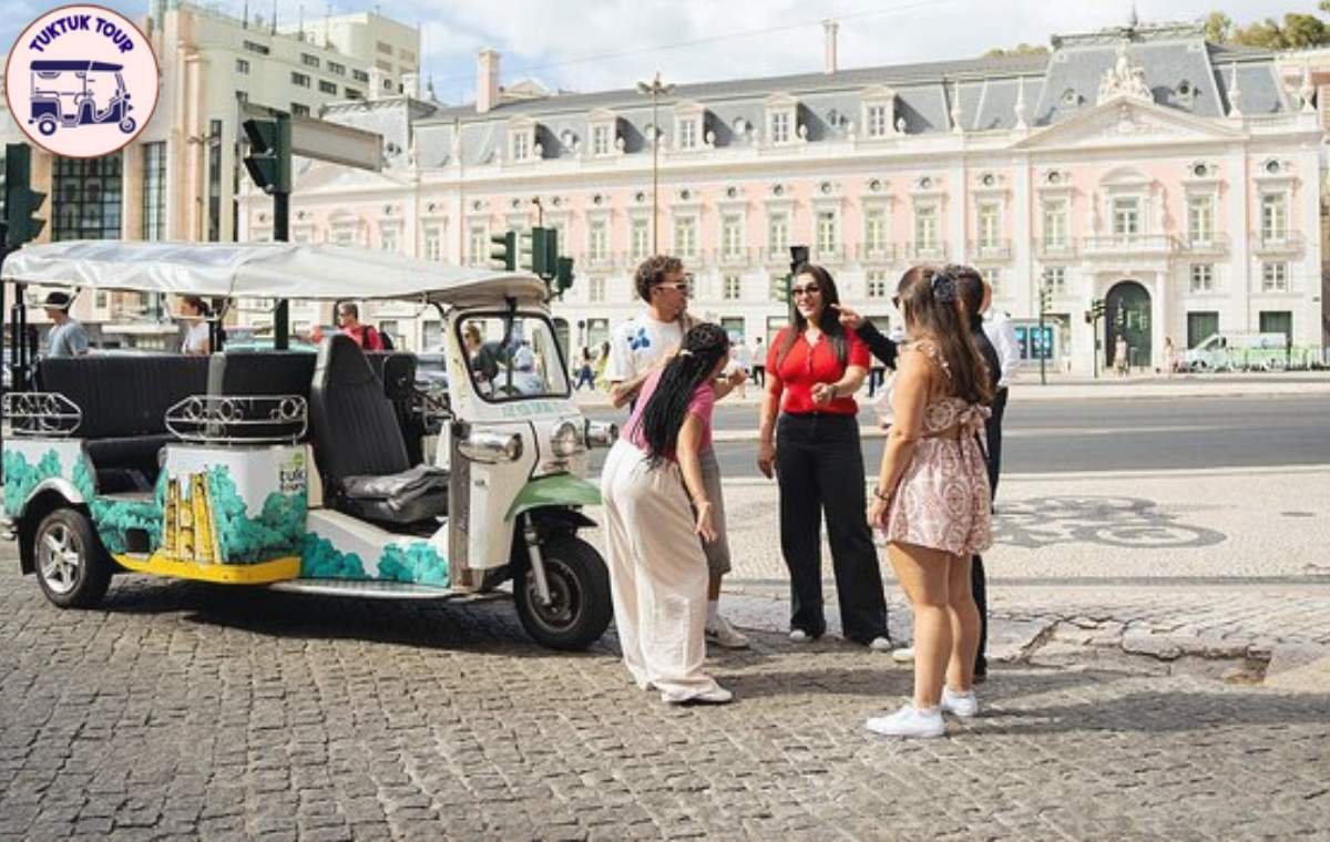 Guía local conduciendo un Tour en Tuk Tuk por las calles históricas de Madrid