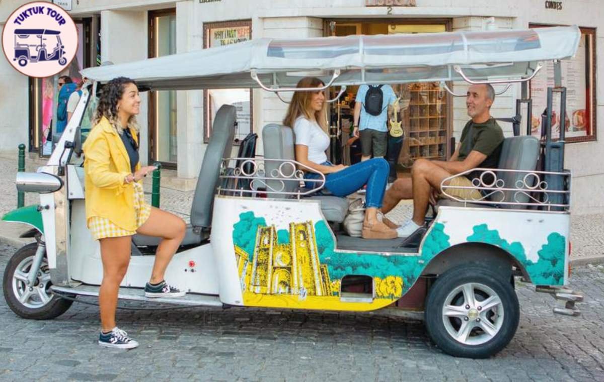 Guía turístico local señalando un monumento a los viajeros durante un Tour en Tuk Tuk por Madrid