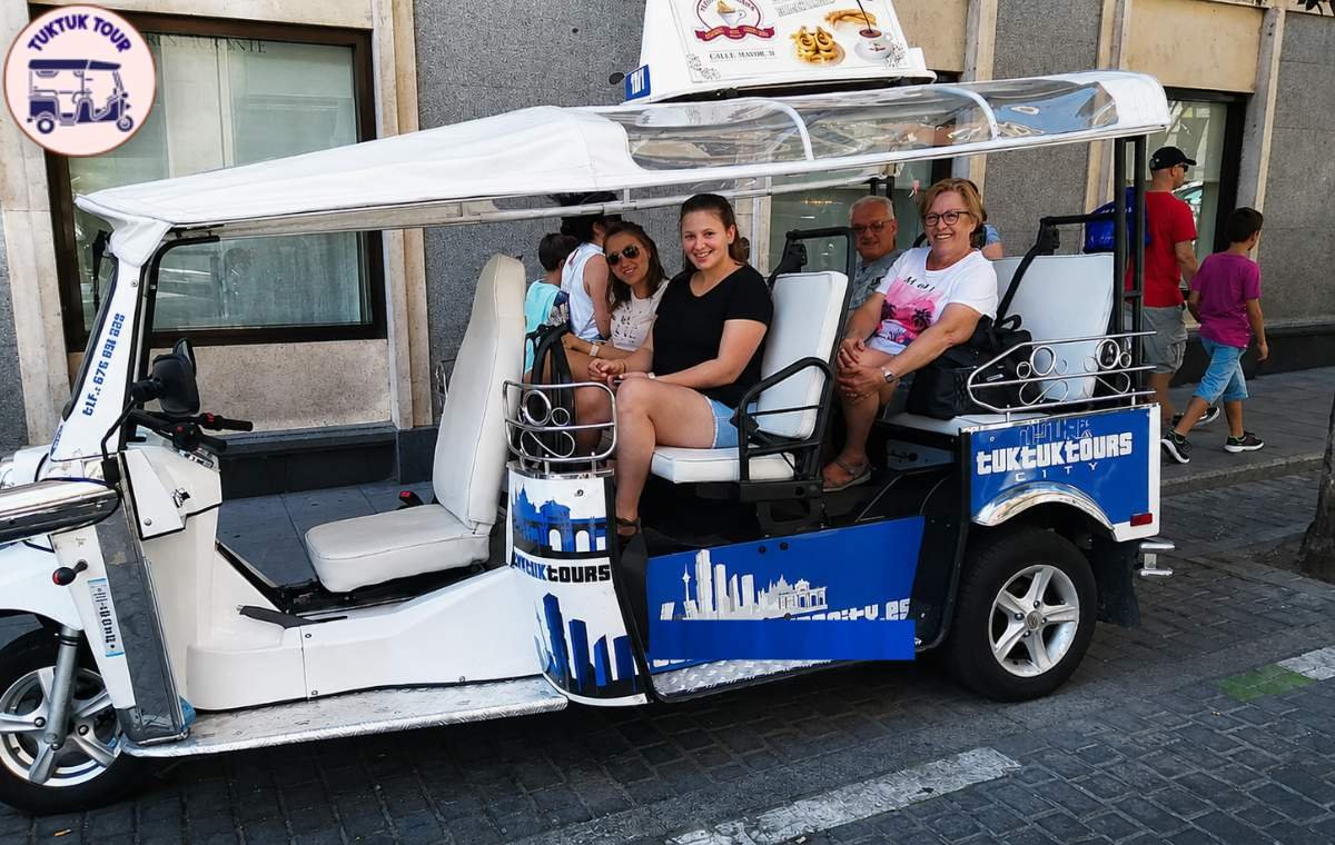 Tuk Tuk eléctrico en la ruta de 30 minutos por el centro histórico de Madrid, junto a la Plaza Mayor