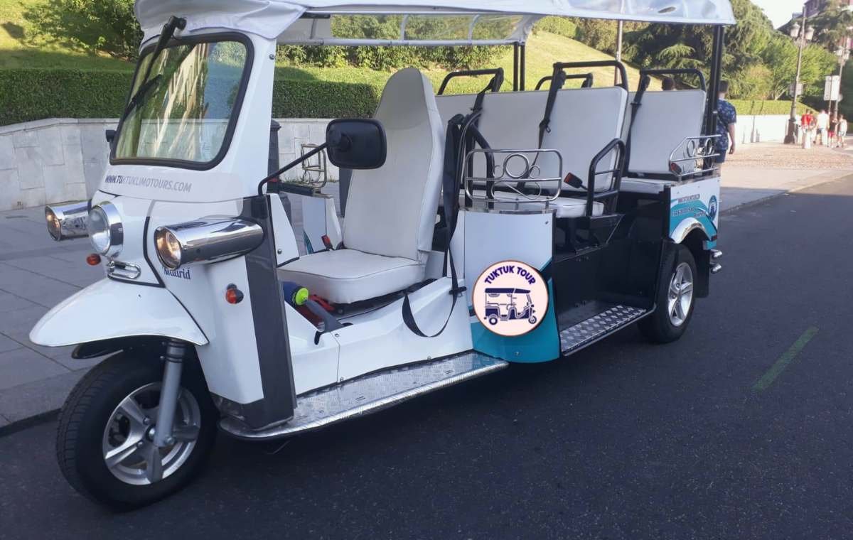 Tour en Tuk Tuk por Madrid con recogida gratuita en un hotel del centro