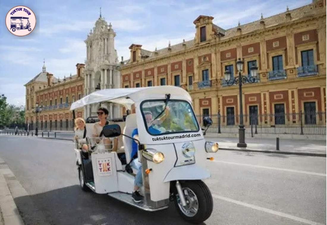 Tuk tuk driver waiting for passengers at a Tuk Tuk Tour Madrid pickup point