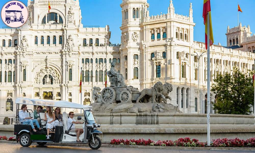 Tuk Tuk en la ruta Experiencia Completa de 4 horas por el Templo de Debod y el Bernabéu en Madrid