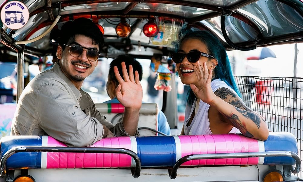 Pareja disfrutando de un tour romántico privado en tuk-tuk por el casco antiguo de Madrid