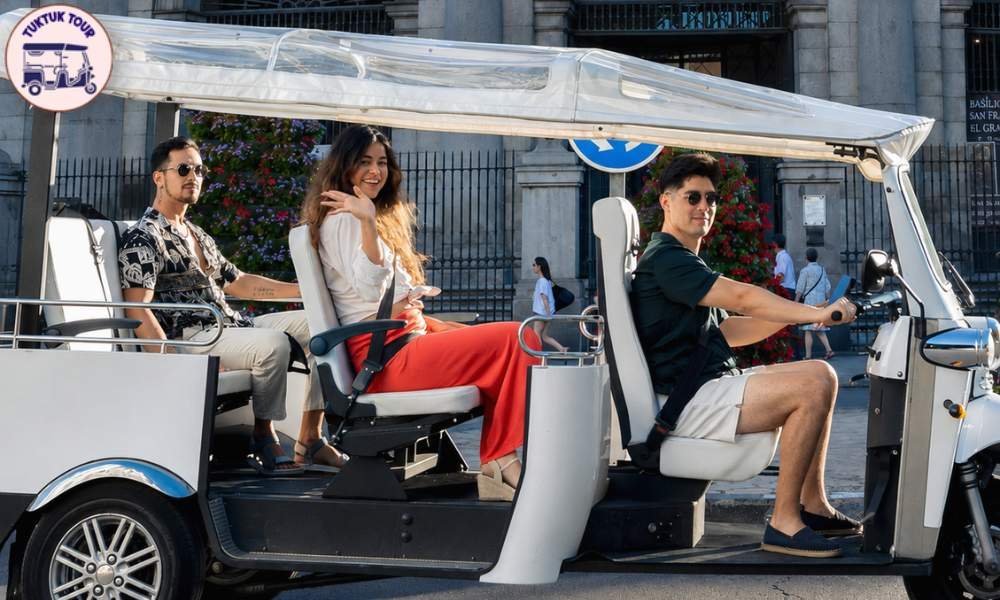 Tuk Tuk en la ruta Essentials de 2 horas por Gran Vía y el Retiro en Madrid