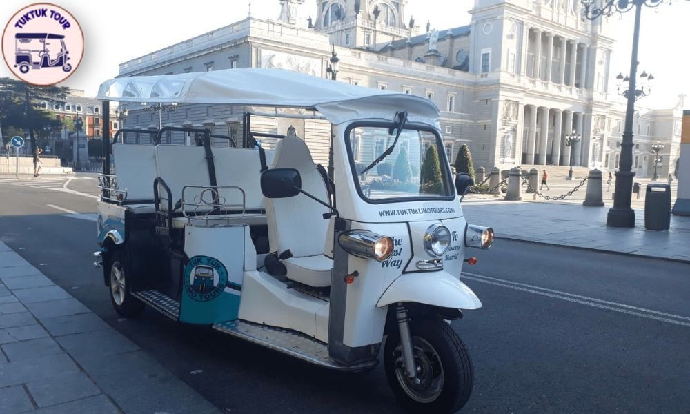 Tuk tuk en Madrid mostrando el precio por vehículo desde 49 € para hasta 4 personas